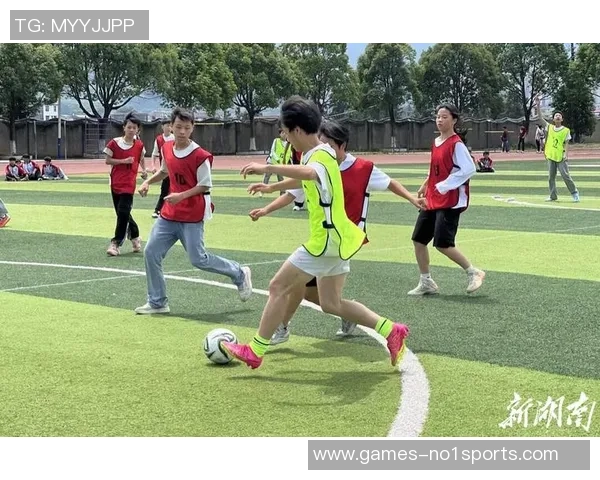 校园青春活力四射学生们在绿茵场上尽情踢足球的精彩瞬间